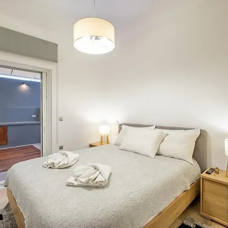 Willa Navarino Kiáton